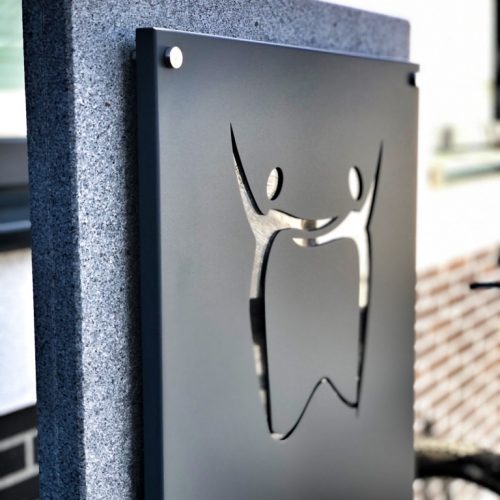 zahnarztpraxis-moussa praxisschild-werbepylon