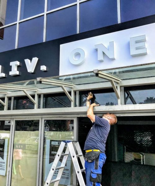liv-one-montage außenwerbung-montage
