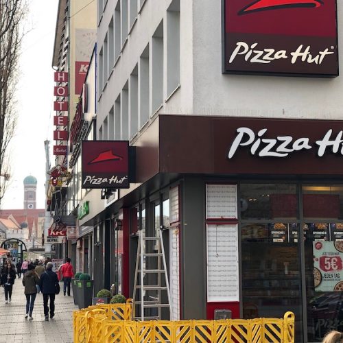 pizza-hut-außenwerbung werbeanlage-außenbereich-pizza-hut