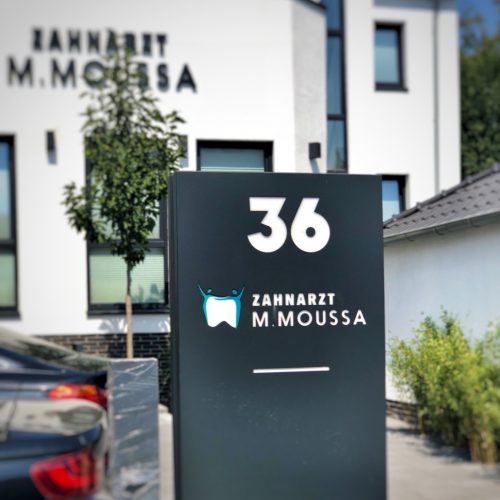 zahnarztpraxis-moussa praxisschild-werbepylon